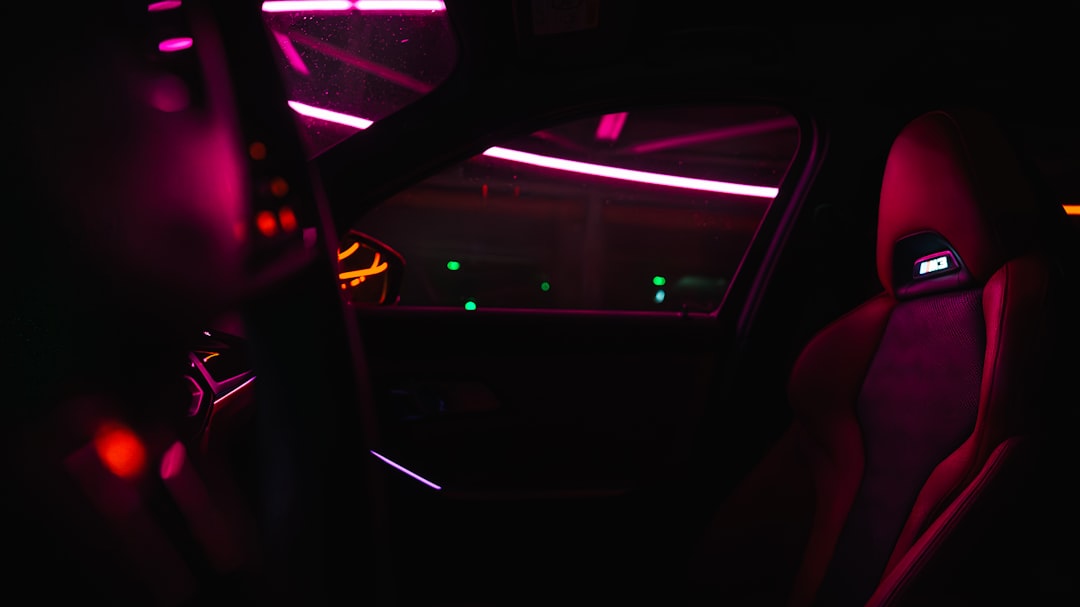 Ambient lighting w samochodach - bajer czy realny komfort jazdy nocą