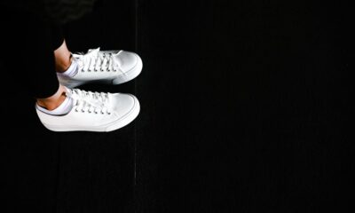 Dlaczego białe sneakersy pasują prawie do każdej stylizacji