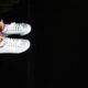 Dlaczego białe sneakersy pasują prawie do każdej stylizacji