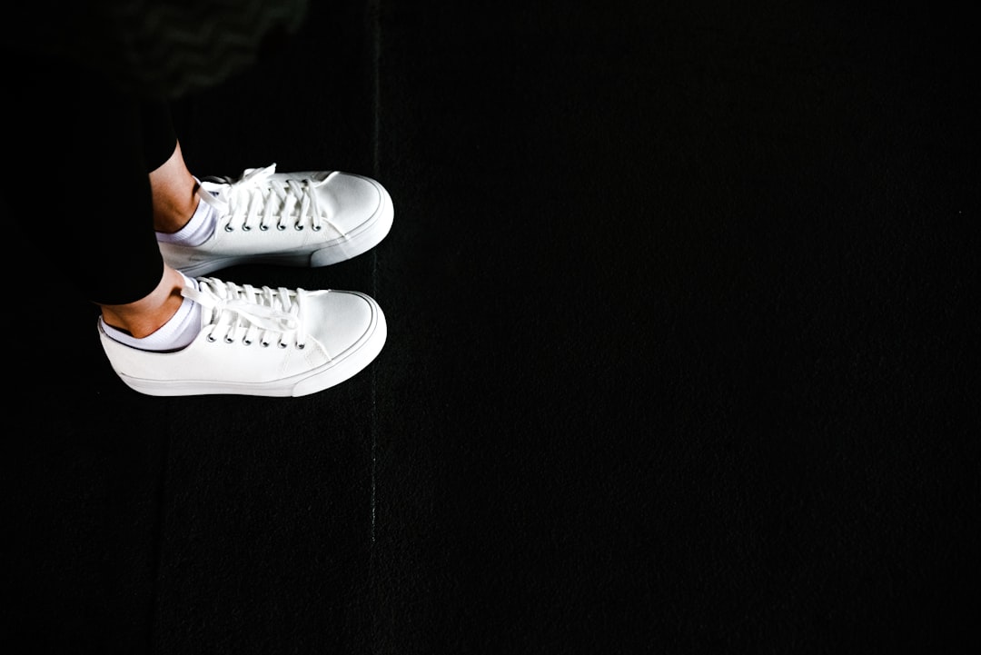 Dlaczego białe sneakersy pasują prawie do każdej stylizacji