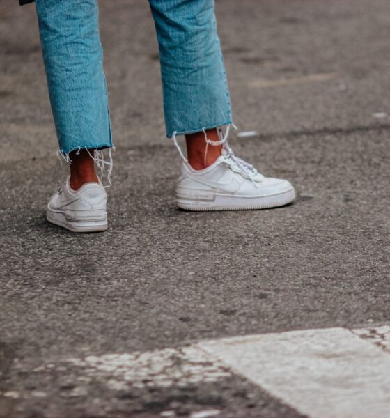 Dlaczego białe sneakersy pasują prawie do wszystkiego