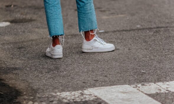 Dlaczego białe sneakersy pasują prawie do wszystkiego