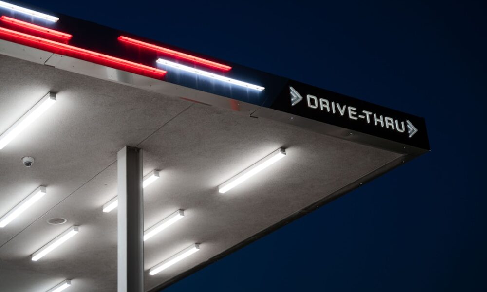 Dlaczego ludzie kochają jazdę autem nocą bez celu
