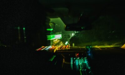 Dlaczego ludzie oglądają wielogodzinne filmy z jazdy autem nocą