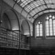 Estetyka „dark academia” - skąd moda na mroczne wnętrza i klimat uczelni