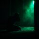 Jak twórcy horrorów wykorzystują światło i ciszę do budowania napięcia