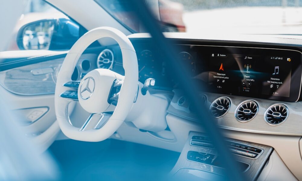 Jak zmieniały się wnętrza Mercedesów od lat 90.