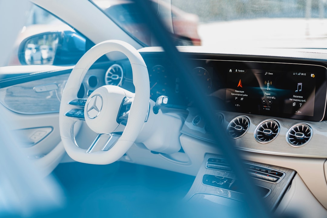 Jak zmieniały się wnętrza Mercedesów od lat 90.